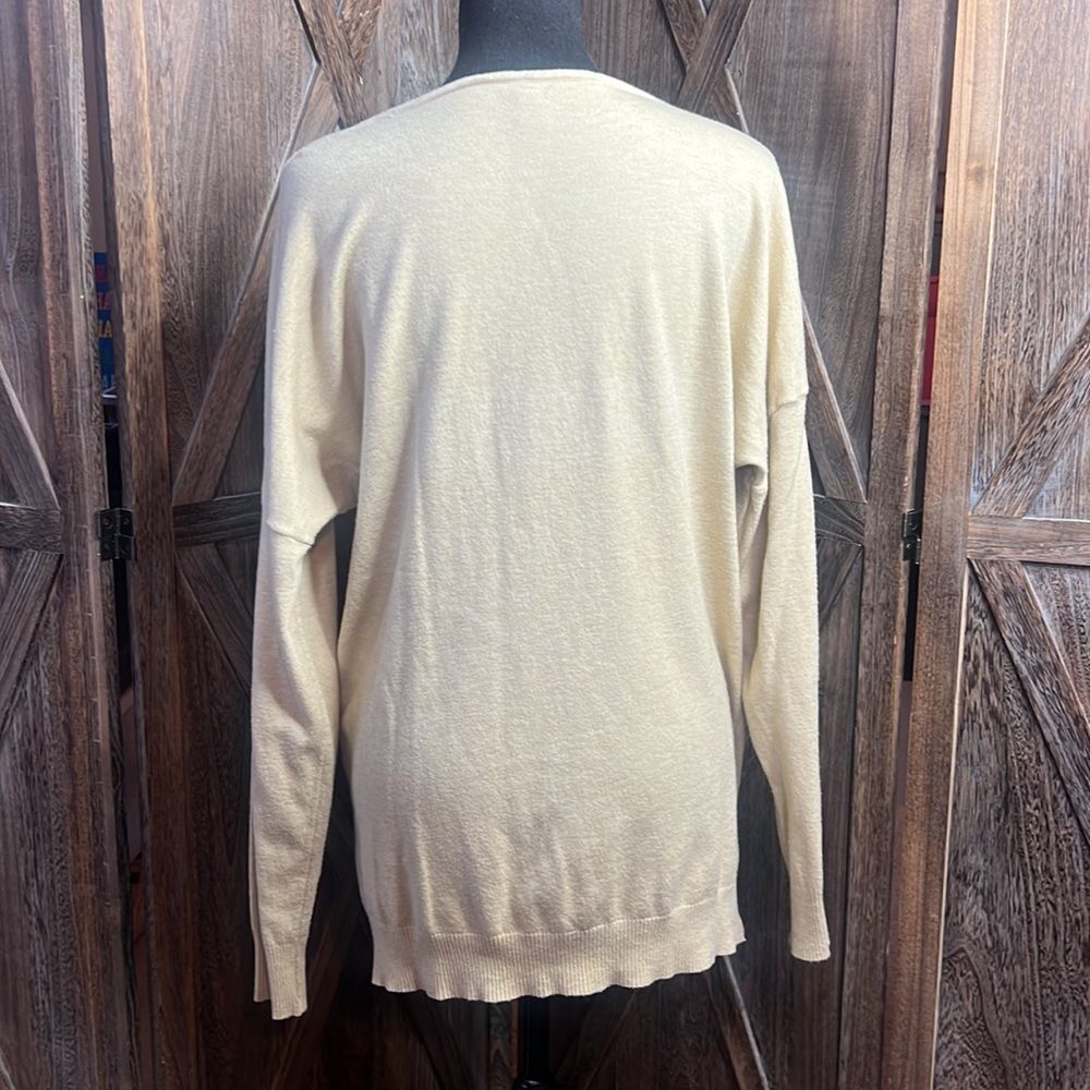 Woman's Sweater - Picture 4 of 7